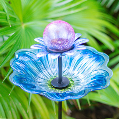 Bain d'oiseaux d'extérieur, bains d'oiseaux de fleurs avec décorations de globe en verre craquelé solaire, piquet en métal, pour l'extérieur de la cour de jardin extérieur, bleu