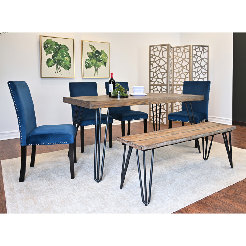 Salle à manger: table rectangulaire, 4 chaises en velours, banc, finition en bois foncé 6 salle à manger: style rustique d'ingénierie