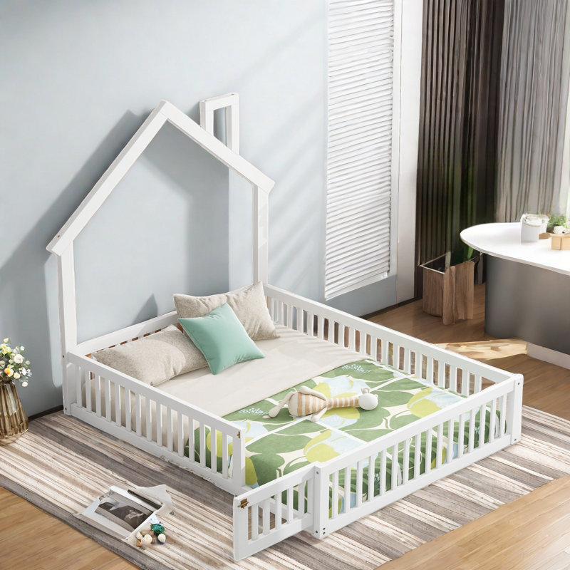 Lit plateforme Aisel avec conception en forme de maison et garde-corps, Blanc