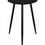 Table d'appoint triangulaire moderne en bois massif noir, coins arrondis, idéale pour les espaces de vie contemporains. Trois pieds évasés, compatible avec un fauteuil.