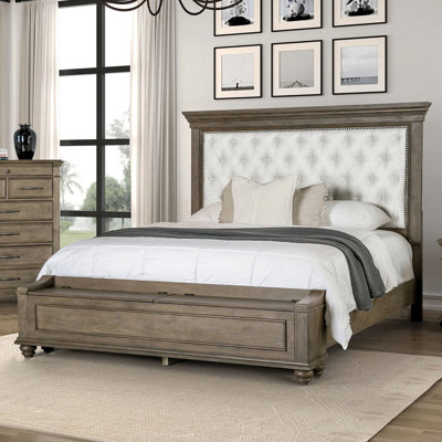 Lit Queen Size transitionnel en chêne vieilli, banc avec rangement, mobilier de chambre à coucher en tissu rembourré beige.