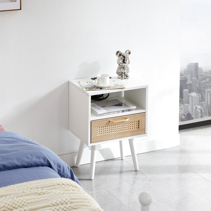 Table de bout de 15,68 po - Table de chevet moderne pour le salon. Blanc avec pieds en bois massif, structure de bureau à tiroirs latéraux à texture lisse et uniforme. Extérieur tissé, ajout d'espace de travail pratique