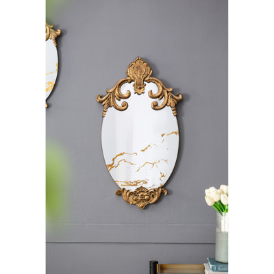 Ce miroir décoratif ovale doré de 26 po x 15 po ajoutera une touche luxueuse au salon, à la chambre à coucher, au bureau et rehaussera