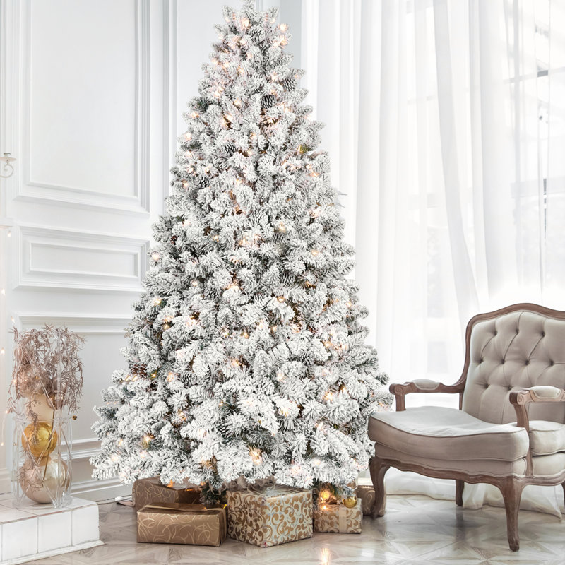 Arbre de Noël 4,5 pi enneigé avec 250 lumières UL et 24 pommes de pin naturelles, structure articulée et support en métal stable