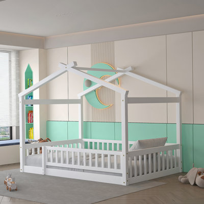 Lit pour jeunes Mirian en bois massif avec clôture, lit maison, lit plateforme