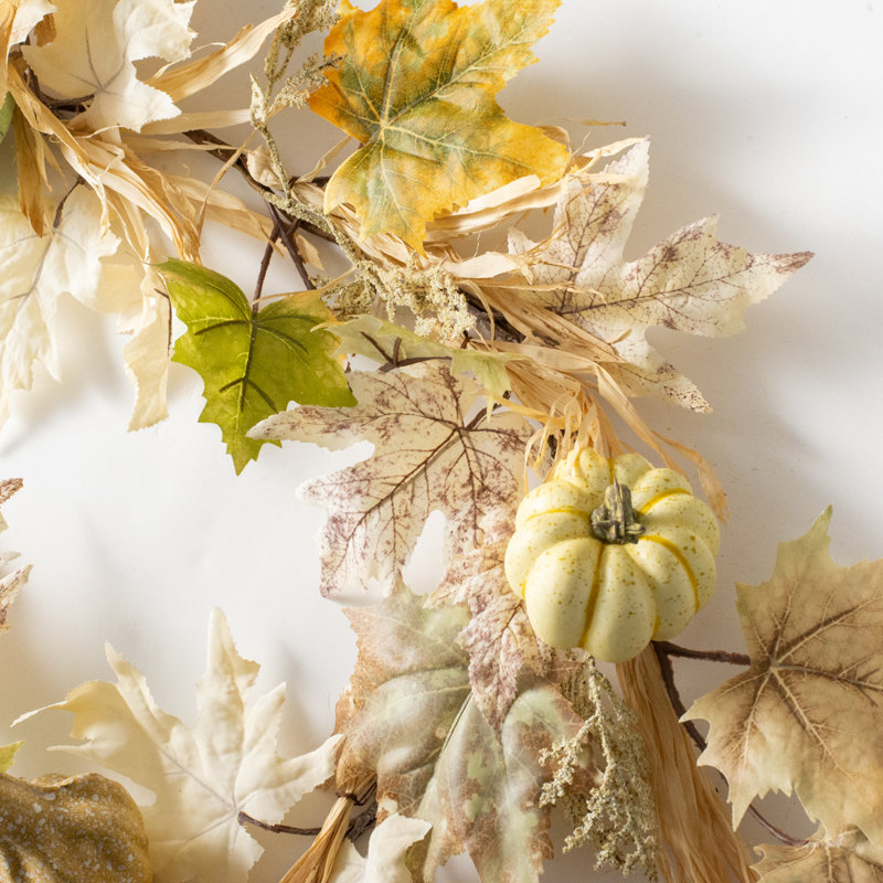 Chemin de table neutre avec feuilles d'automne, citrouille et gourde
