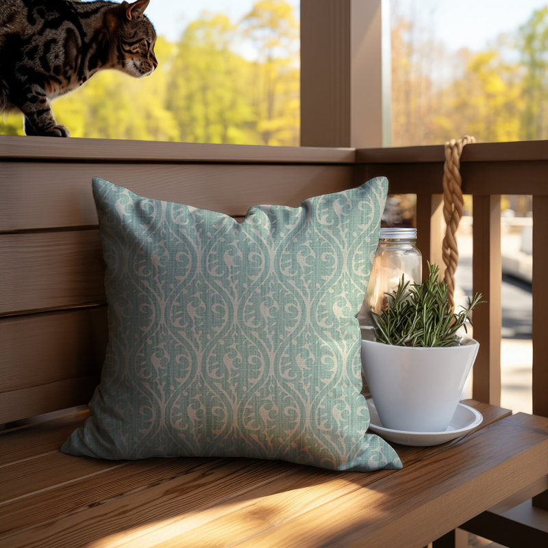 Coussin en damas bleu clair et beige, H 21 po x l 21 po