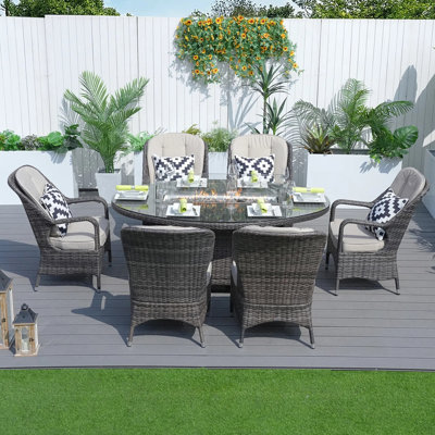 Ensemble de salle à manger 7 pièces pour foyer d'extérieur au gaz, rotin PE et acier inoxydable, 7 pièces (6 chaises + 1 table de foyer ovale), ensemble repas d'extérieur, brun foncé / beige, 18 kW de chaleur