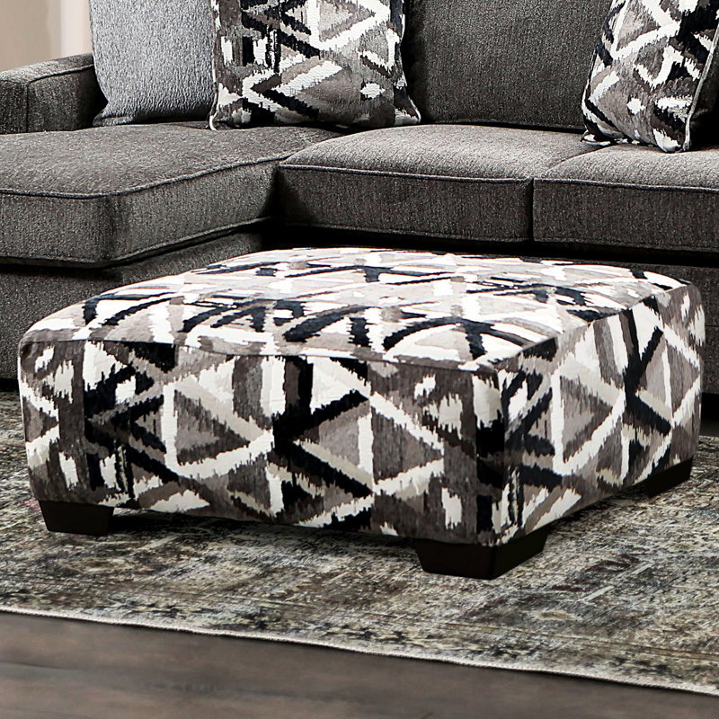 Carré de style contemporain, motif multicolore dynamique, siège à ressorts ensachés, pieds fuselés en plastique, profondeur de 38 pouces, chenille et bois massif