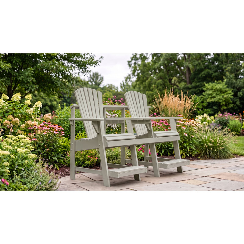Baladeur / pub double Adirondack avec table intégrée et repose-pieds - Possède un trou pour parasol de 1 5/8 po et des sièges surélevés pour les balustrades de terrasse, de porche et de balcon. Bois massif traité sous pression