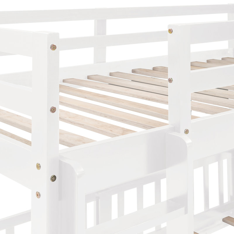 Lit simple au-dessus d'un lit superposé blanc avec glissade fonctionnelle et fabrication en bois massif blanc pour le plaisir de la chambre à coucher