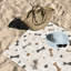 Serviette 1 pièce à motif os et cœur de chien, avec des impressions ludiques sur un fond en bois vieilli. Grande microfibre absorbante, idéale pour la plage, la piscine, la salle de sport, les voyages et les amoureux des animaux.