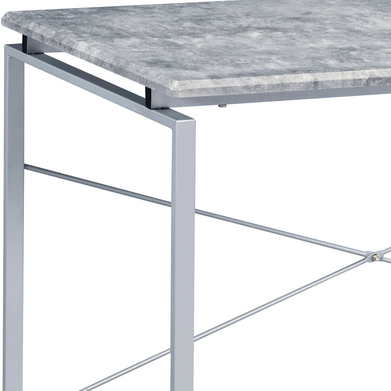 Fabrication de bureau gris et argenté avec une touche industrielle, surface de table rectangulaire en bois stable, ensemble de base de traîneau en métal, plateau en bois argenté et robuste