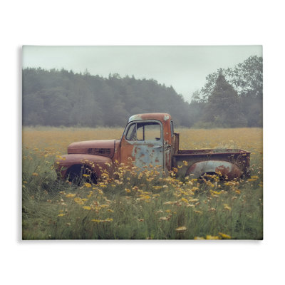 Art mural sur toile Rustic Pickup in Country Meadow, design par Steve Hunziker