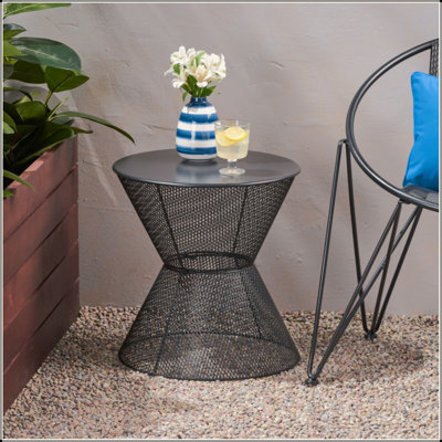 Charmante table d'appoint en maille de fer pour l'extérieur et l'intérieur, rehaussant le style de la maison