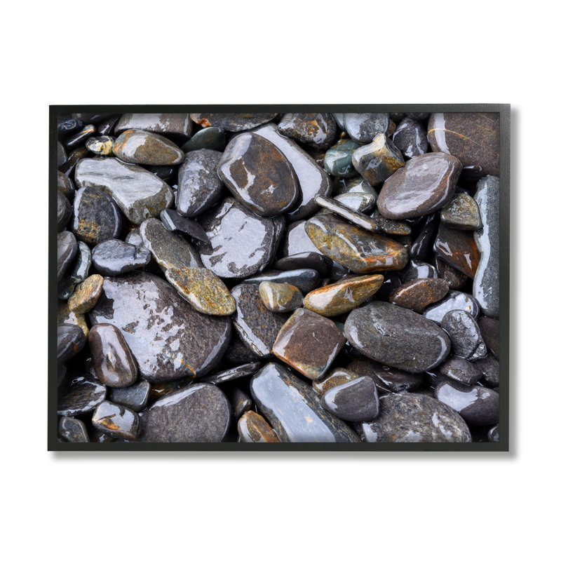 «Coastal Beach Pebbles Rocks», estampe numérique encadrée par Savanah Plank, Giclée encadrée noir minuit