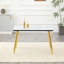 Table de salle à manger rectangulaire moderne et minimaliste, pouvant accueillir de 4 à 6 personnes. Comptoir en verre trempé + panneau de fibres à densité moyenne inférieur, texture imitation marbre, pieds fuselés en métal. Convient aux restaurants minimalistes.-130167011