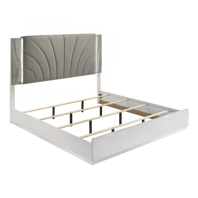 Lit plateforme très grand moderne avec tête de lit tapissier à DEL, finition laquée blanche et détails gris grain de marbre blanc