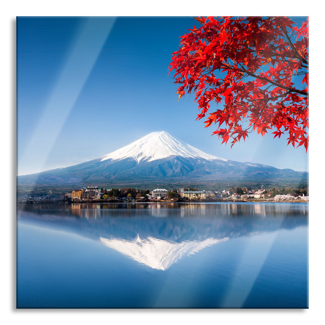 Glasbild Berg Fujiyama mit herbstlich rotem Baum