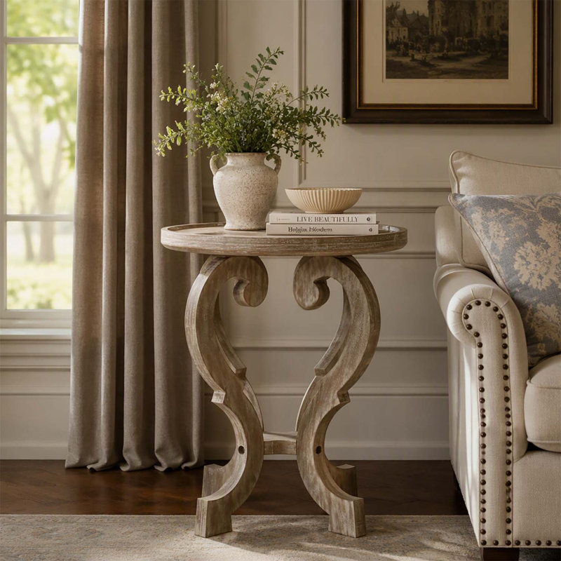 Charmante table de bout de style champêtre français avec base en sablier et plateau arrondi à lèvres, parfaite pour une décoration intérieure élégante
