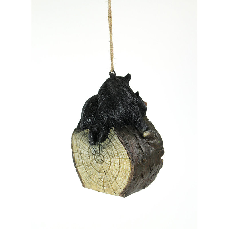 Nichoir suspendu en résine de polyuréthane, en forme de bûche découpée, orné d'oursons noirs et de corde de jute, hauteur 19 cm.