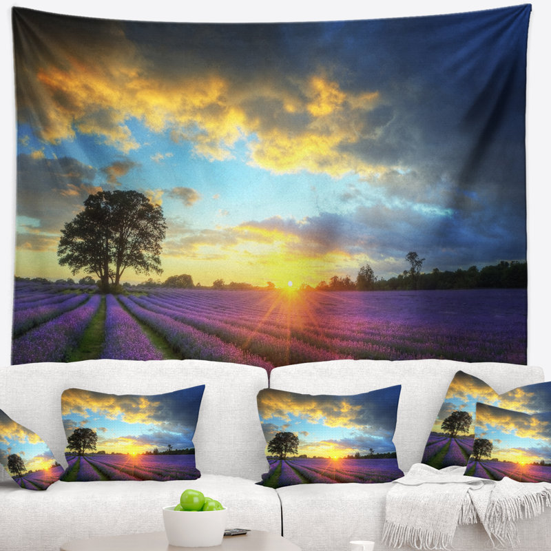 Tapisserie florale de ciel coloré sur fond de lavande, H 68 po x l 80 po