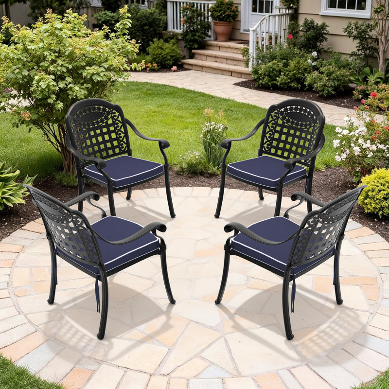 Ensemble de 4 chaises de jardin en aluminium moulé, structure noire, coussins bleus, design traditionnel à motifs rectangulaires, revêtement haute température, assise confortable, empilables, résistantes aux intempéries et au soleil.