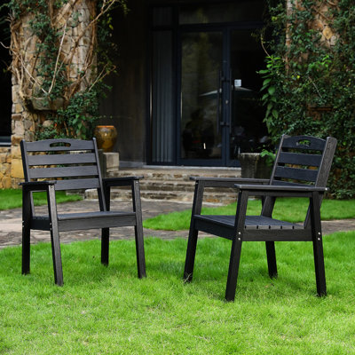 Chaise de jardin noire au design épuré, résistante aux intempéries, installation facile, confort durable, assise confortable.