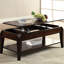 Table basse à finition noyer avec rangement, étagère décorative et espaces attrayants