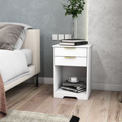 Table de chevet blanche avec 2 tiroirs et rangement ouvert, poignées dorées, design contemporain pour chambre à coucher avec tablette, look moderne