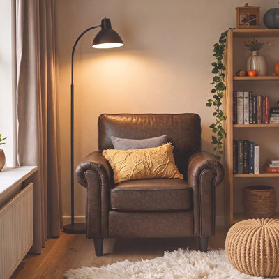 Fauteuil d'appoint rembourré à accoudoirs roulés Luelle