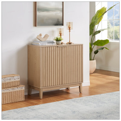 Armoire de rangement en bois naturel à 2 portes avec façades cannelées et poignées en laiton, parfaite pour un décor moderne Mid-Century.
