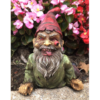 Statue de gnome zombie rampant sur le sol Ebros