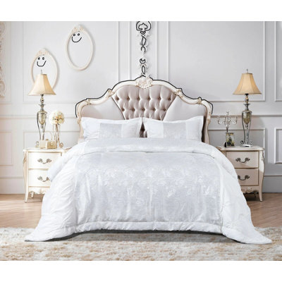 Bedspread with Pillow Shams Included