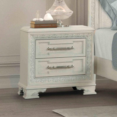 Table de chevet 1pc de style traditionnel avec tiroirs à queue d'aronde française et anglaise à roulement à billes avec port USB et fini crème blanc