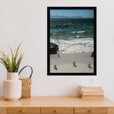Impression sur toile encadrée «Perril Coming In to the Beach» par Shot par Clint Wood