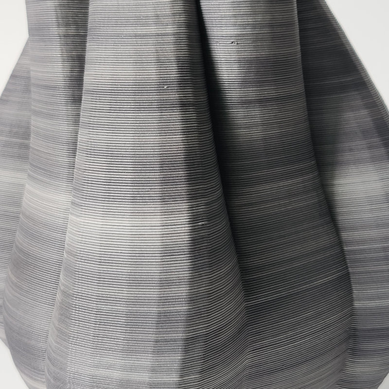 Vase en grès Karly avec silhouette profilée artistique et forme texturée nervurée sculptée à partir de céramique