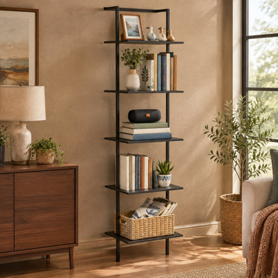 Étagère murale noire facile à assembler, idéale pour le bureau, la chambre à coucher ou le salon. Haute de 164 cm (64,7 pouces), elle se compose d'une tablette ouverte à 5 niveaux pour livres et objets de décoration.