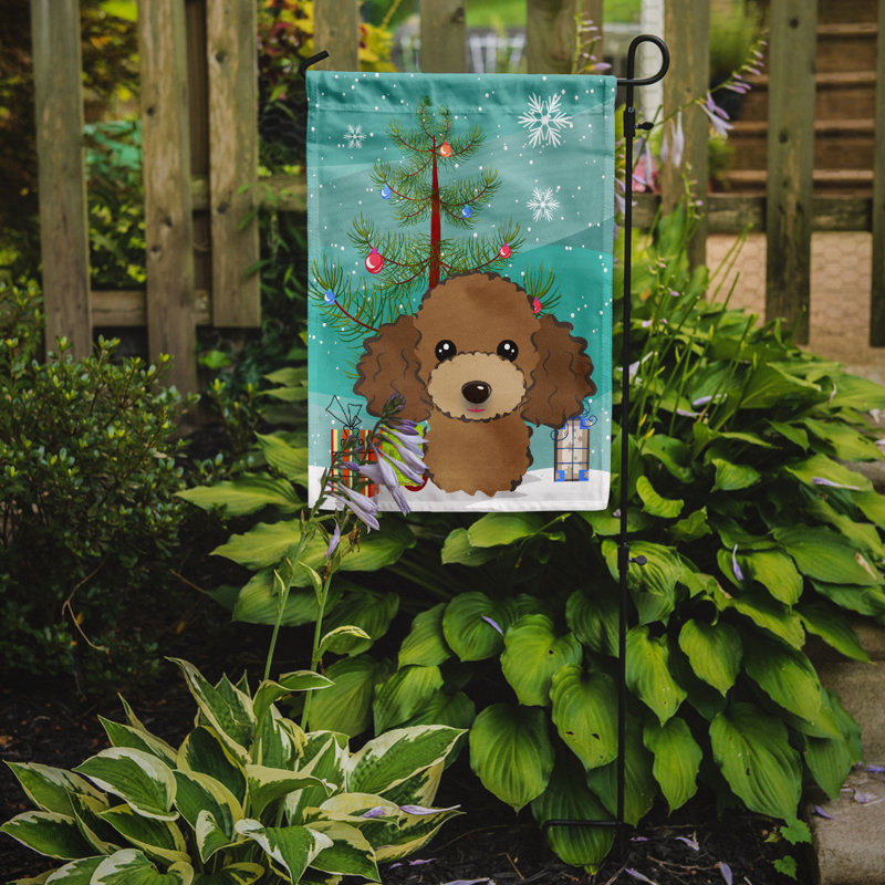 Drapeau en polyester 2 côtés sous l’arbre Silloth, Caniche chocolat, H 15 po x l 11 po x P 0,01 po, Drapeau de jardin