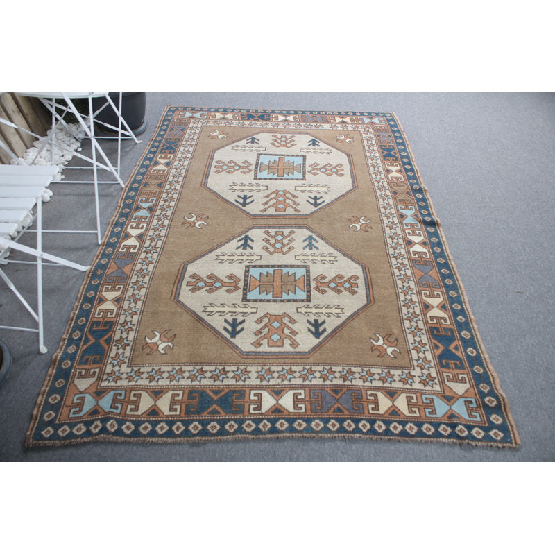 Tapis turc antique antique dans des tons de brun chaud, idéal pour rehausser votre salon ou votre cuisine