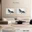 Cheval noir qui court en noir et blanc-1397524557
