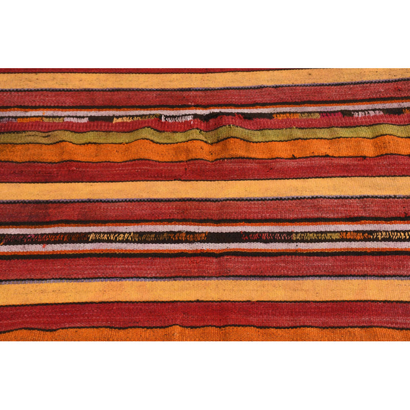 Tapis turc à rayures rétro audacieux dans des tons de rouge et d'orange, idéal pour la décoration intérieure