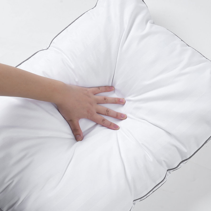 Coussin Perry Ellis, Très grand lit