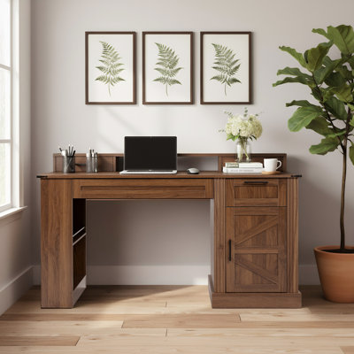 Bureau d'ordinateur de 55 po en noyer foncé avec station de charge intégrée, porte de grange, support pour écran ergonomique et plateau d'étude à clavier, salon