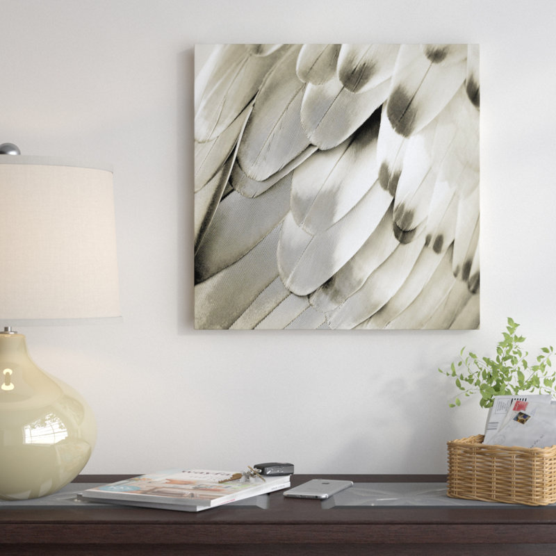 «Feathered Friend in Pearl IV», reproduction de photo sur toile, H 48 po x l 48 po x P 1,5 po
