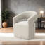 Fauteuil contemporain de style taupe, avec dossier, revêtu de tissu doux, de bois massif et de mousse, avec base sculptée intégrée