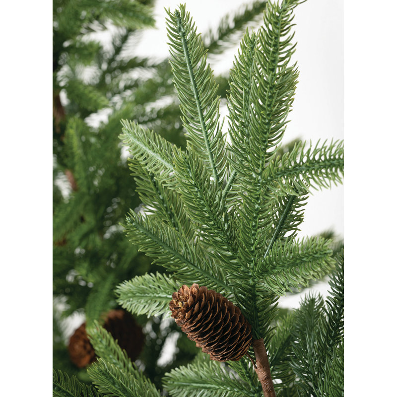 Arbre de Noël vert avec plumes de pin et pommes de pin