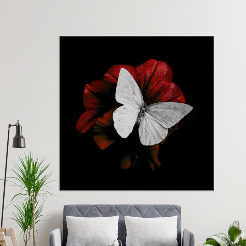 Art sur toile de fleurs rouges vibrantes et de papillons blancs idéal pour rehausser l'esthétique de votre espace de vie