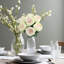 Buisson de roses en pleine floraison-643852607