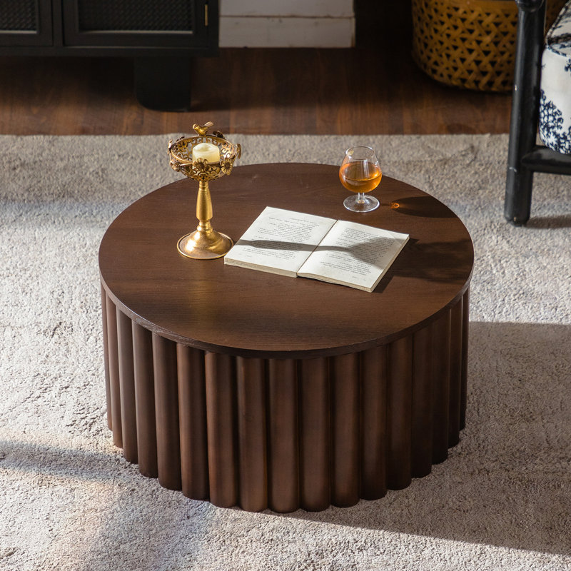 Table basse ronde avec piédestal robuste en relief fabriqué à la main, Noyer
